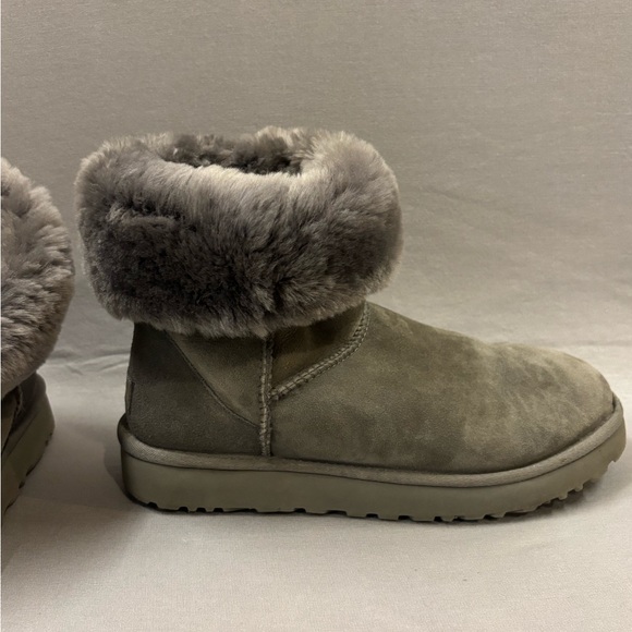 Ugg Classic mid calf boots gray like new!!!! 0 signs of wear size 11 - Picture 4 of 5
